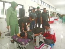 Dandim Bengkalis Letkol Inf Endik Yunia Hermanto saat meninjau donor darah