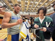 Potret Suga BTS dan Stephan Curry Pebasket Klub Golden State Warriors (Foto: Minews.id)