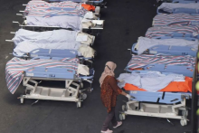 Petugas medis sedang memeriksa korban tragedi Kanjuruhan dan KPAI sebut ada 17 anak meninggal dunia akibat insiden tersebut /Reuters