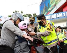 Kapolda Riau Irjen Pol M Iqbal dan jajaran Ditlantas Polda Riau turun ke jalan saat gelar Operasi Zebra Lancang Kuning 2022, Selasa, 4 Oktober 2022. 