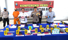 Kabid Humas Polda Riau bersama Direktur Reskrimum menggelar jumpa pers terkait kasus bom pipa