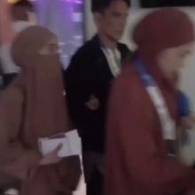 Potret Lesti Kejora Menggunakan Cadar Berangkat Umrah bersama sang Ayahanda dan Baby L (Foto: KapanLagi.com)