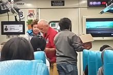  Mengalami Kendala Hingga 8,5 Jam Tiga WNA Menjadi Sorotan Lantaran Membagikan Mi Instan Untuk Penumpang KAI