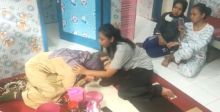 Suprapti, Kader PSI yang merupakan sosok dari wanita penjual es dawet sedang meminta maaf kepada keluarga korban /tangkapan layar @AremaniaCulture