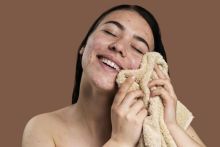  Manfaat Melakukan Eksfoliasi Untuk Kulit Berjerawat