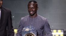 Penyerang Bayern Munchen, Sadio Mane Raih Socrates Award di Ballon d'Or 2022. (Foto: ChannelsTelevison)