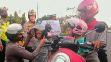 Kompol Birgitta Atvina saat melakukan edukasi pada pengendara sepeda motor beberapa waktu lalu. 