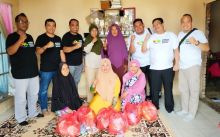Rumpun Pemuda Rokan saat berikan bantuan sembako 