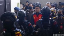 Tatapan Ferdy Sambo Saat Memasuki Ruang Sidang Pada Hari Ini. (detiknews/Foto)