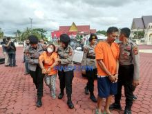 Tersangka Hendra dan istri Susiani