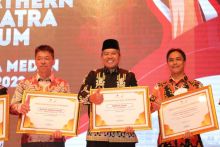Bupati Alfedri terima penghargaan 