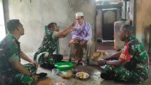 Marjuki warga resam lapis saat disuapkan anggota koramil Bengkalis