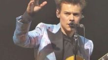 Harry Styles menunda lebih banyak konser di Los Angeles karena alasan kesehatan