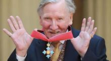 Leslie Phillips, pengisi suara Topi Seleksi dalam film 'Harry Potter', meninggal pada usia 98