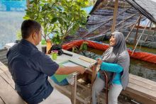 Fenti, perempuan paruh baya penyandang disabilitas yang merupakan salah satu binaan PTPN V berhasil mengangkat derajat dan menyalakan asa rekan-rekannya melalui pengembangan UMKM.