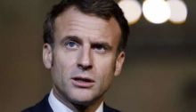 Presiden Prancis Emmanuel Macron bertemu dengan aktivis perempuan Iran di Paris