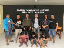 Tiga tersangka usai diamankan di Polsek Kepenuhan