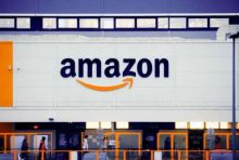 Amazon adalah perusahaan AS terbaru yang melakukan pemotongan besar-besaran pada basis karyawannya untuk bersiap menghadapi potensi penurunan ekonomi [File: Gonzalo Fuentes / Reuters]