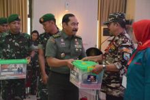 Aster Panglima TNI Mayjen TNI Purwo Sudaryanto memberikan bantuan sosial bagi Komponen Masyarakat Pekanbaru, Senin, 14 November 2022.