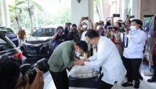 Potret Gibran Buming Raka Salam Menunduk kepada Anies Baswedan. (Detik.com/Foto)
