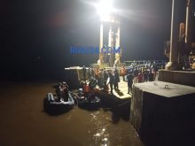 Tim SAR saat melakukan pencarian di lokasi melompatnya seorang penumpang