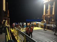 Tim SAR gabungan saat mencari korban lompat dari KMP Mutiara Pertiwi