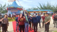 Dandim Bengkalis saat melepas balon lomba mancing