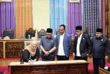 Bupati Kasmarni dan Ketua DPRD Bengkalis saat pengesahan APBD