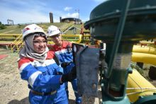 Karyawan PHR melakukan pengecekan peralatan operasional 