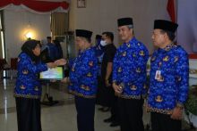 Rozita saat terima penghargaan sebagai ASN berprestasi