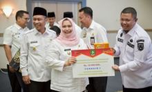 Bupati Kasmarni saat memberikan penghargaan