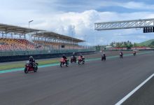 Komunitas Honda melakukan parade mengelilingi Sirkuit Mandalika sebagai penutup rangkaian CBR Track Day 2022