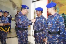 Kapolda Riau Irjen Pol M Iqbal Brevet Bhayangkara Bahari pada H.T. Rusli Ahmad, SE.MM