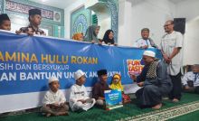 Penyerahan santunan kepada anak yatim di Masjid Al-fatah Minas pada Jumat, 9 Desember 2022
