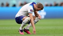 Potret Harry Kane Kapten Timnas  Inggris yang Menundukkan Kepala Usai Kalah dari Prancis di Perempatfinal Piala Dunia 2022. (detiksport.com/Foto)