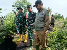Kasdim dan Danramil 01 beserta Kades Simpang ayam saat meninjau lokasi tanah longsor