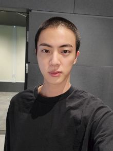 Potret Jin BTS yang resmi Masuk camp Wajib Militer Hari Ini, Selasa (13/12/2022). (Weverse/Twitter/Foto)