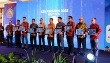 Sr. Manager Relations PHR Regional 1 Yudi Nugraha (foto kiri) mewakili Direktur Utama PHR menerima penghargaan Best CEO Upstream Oil and Gas Company pada acara E2S Awards 2022 (13/12).