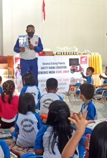 Instruktur Safety Riding PT CDN Riau saat memperkenalkan rambu-rambu lalu lintas di TK Dharma Loka Pekanbaru