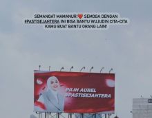 Potret Baliho Besar yang Bertulisan Pilih Aurel #PastiSejahtera. (Screenshot/TikTok)