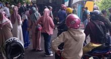Potret Penumpang yang Turun dari Bus yang tergelincir di Ruas Jalan Padang Panjang-Padang. (Screenshot/Infosumbar.net/Foto)