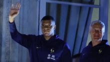 Potret Kylian Mbappe dan Deschapms tina di Paris Disambut Hangat oleh Para Fans. (CNN Indonesia.com/Foto)