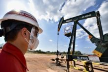 Perwira PHR saat melakukan aktivitas pekerjaan di areal sumur minyak untuk mendukung pemerintah dalam mewujudkan ketahanan, kemandirian, dan kedaulatan energi nasional di WK Rokan.