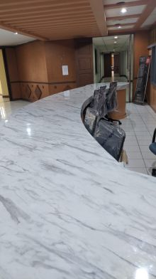 Lobby penerima tamu di lantai 2 DPRD Riau tampak baru jelang akhir tahun 2022