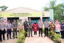 Dandim dan Bupati Kasmarni saat meninjau Pos Nataru