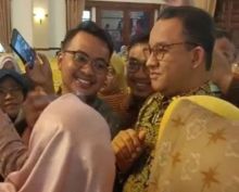 Potret Anies Baswedan yang Jadi Rebutan Emak-emak Minta Selfie. (Twitter/Foto))