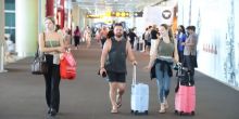 Potret WNA yang Tiba di Bandara Bali untuk Merayakan Natala dan Tahun Baru 2023. (detik.com/Foto)