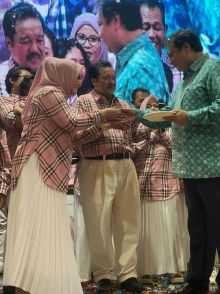 Ketua umum DPP partai Golkar Airlangga Hartarto menghadiri ulang tahun pernikahan Idris Laena dengan sang istri 