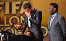 Potret Cristiano Ronaldo dan Pele di Penghargaan Ballon d'Or. (Twitter/Foto)