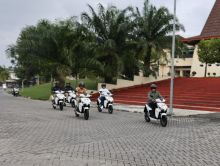 CEO PTPN V, Jatmiko Santosa saat menjajal kendaraan listrik di Kantor Direksi PTPN V, Kota Pekanbaru, Riau. PTPN V menjadi anak perusahaan Holding Perkebunan Nusantara yang pertama memanfaatkan kendaraan listrik sebagai bagian dari kendaraan operasional perusahaan._